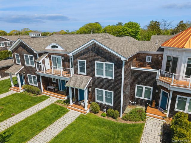 68 Foster Avenue 19, Hampton Bays, NY 11946
