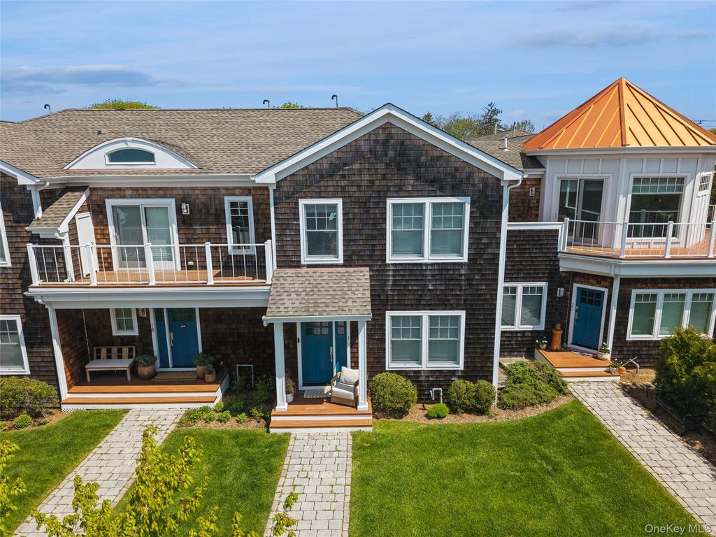 68 Foster Avenue 19, Hampton Bays, NY 11946