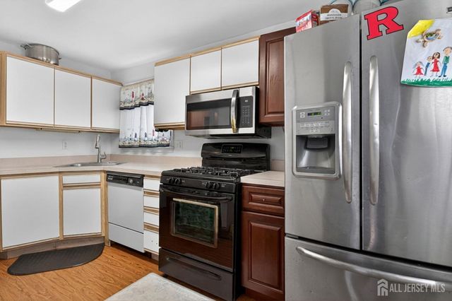 6 Hayes Court, North Brunswick, NJ 08902