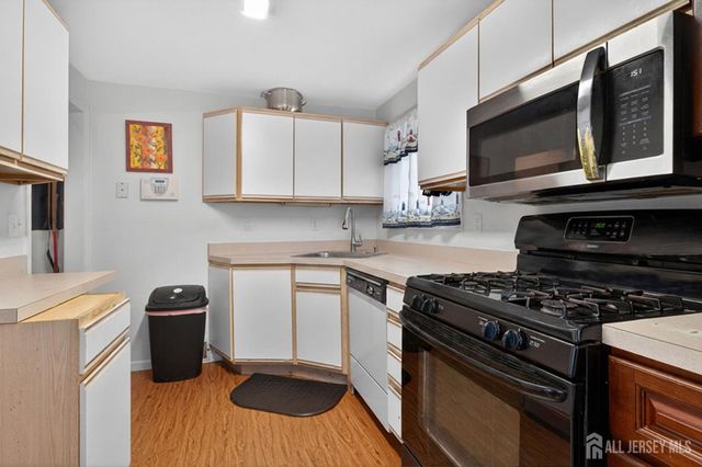 6 Hayes Court, North Brunswick, NJ 08902
