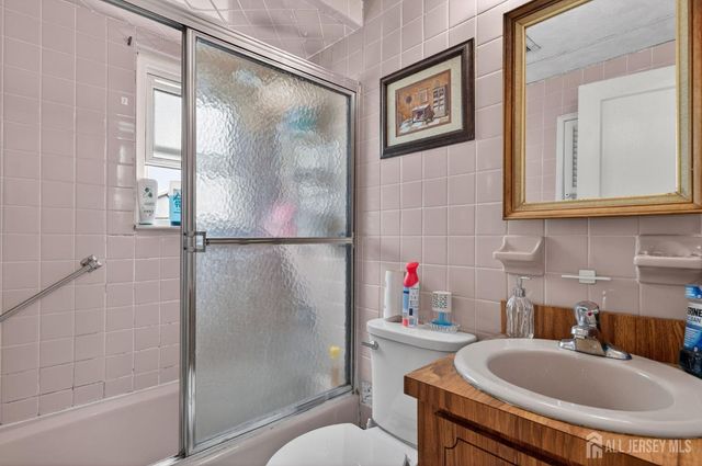6 Hayes Court, North Brunswick, NJ 08902