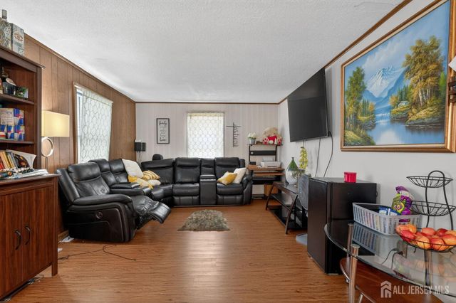 6 Hayes Court, North Brunswick, NJ 08902