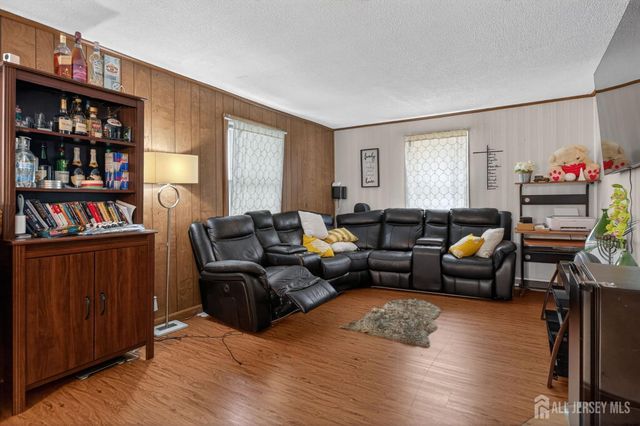 6 Hayes Court, North Brunswick, NJ 08902