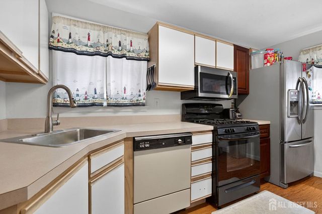 6 Hayes Court, North Brunswick, NJ 08902