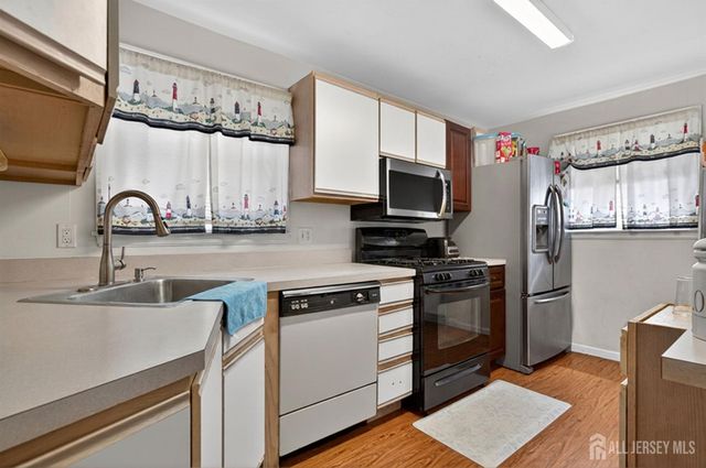 6 Hayes Court, North Brunswick, NJ 08902