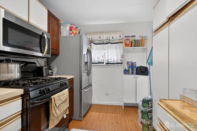 6 Hayes Court, North Brunswick, NJ 08902
