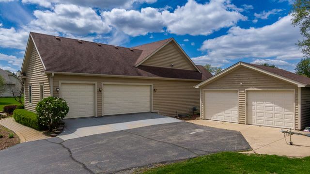 10303 Fox Bluff Lane, Spring Grove, IL 60081