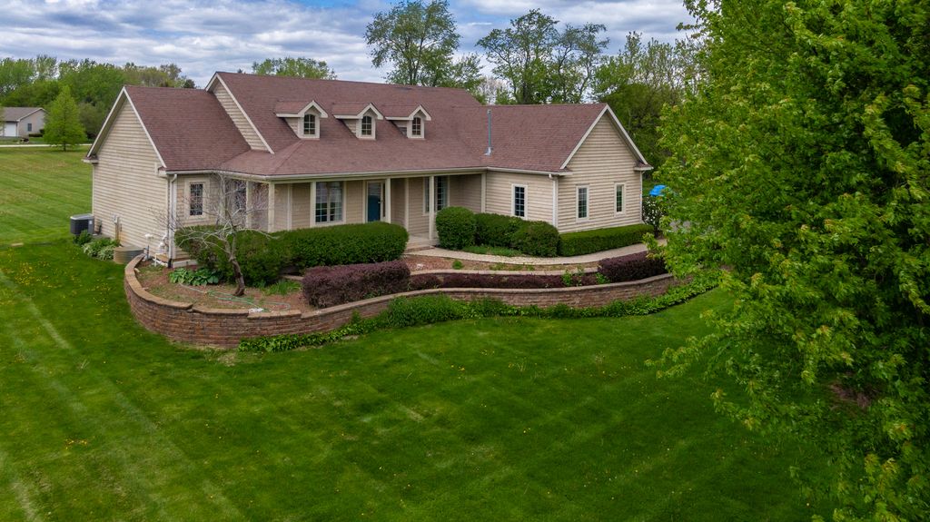 10303 Fox Bluff Lane, Spring Grove, IL 60081
