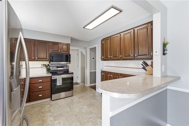 9529 Eby Street, Overland Park, KS 66212