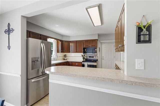 9529 Eby Street, Overland Park, KS 66212