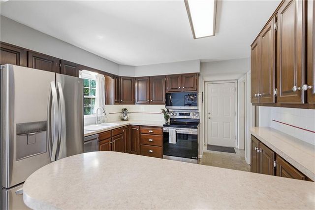 9529 Eby Street, Overland Park, KS 66212