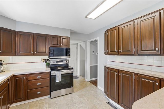 9529 Eby Street, Overland Park, KS 66212