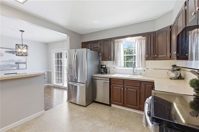 9529 Eby Street, Overland Park, KS 66212
