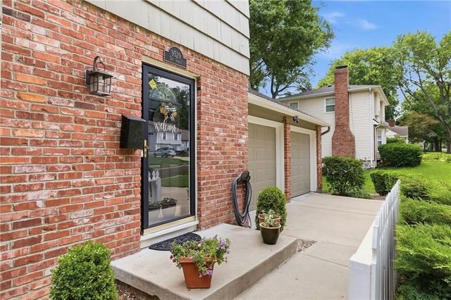 9529 Eby Street, Overland Park, KS 66212