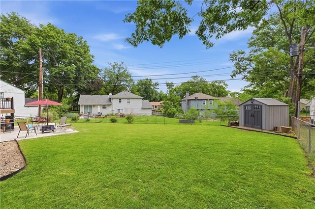 9529 Eby Street, Overland Park, KS 66212