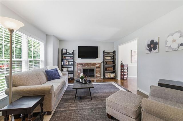 9529 Eby Street, Overland Park, KS 66212