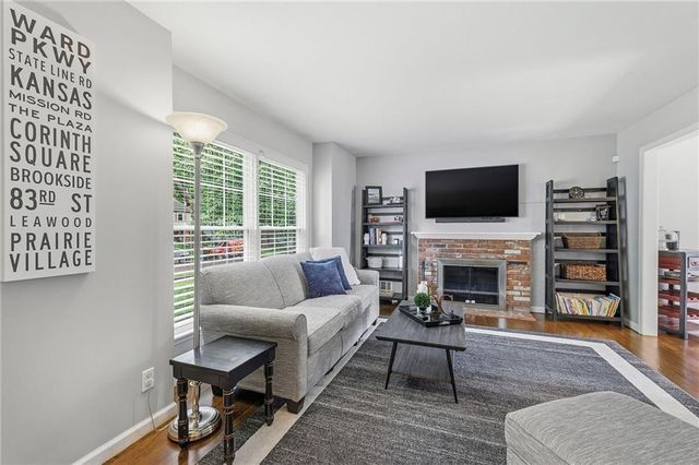 9529 Eby Street, Overland Park, KS 66212