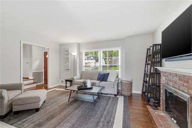 9529 Eby Street, Overland Park, KS 66212