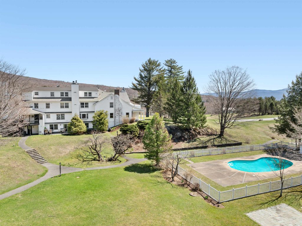6047 Mountain Rd Apt 14, Stowe, VT 05672