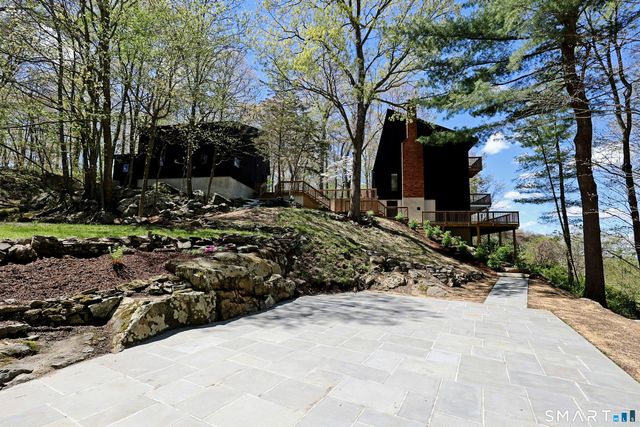 12 Hillcrest Court, Ridgefield, CT 06877