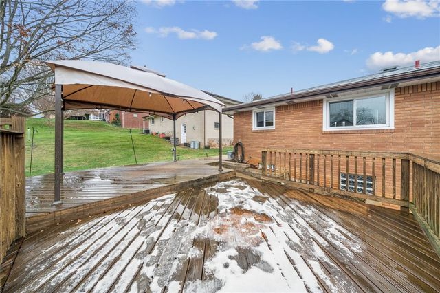 101 Stanton Dr, New Stanton, PA 15672