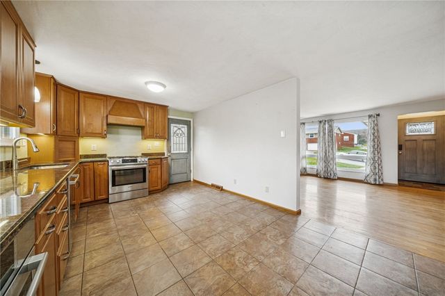 101 Stanton Dr, New Stanton, PA 15672