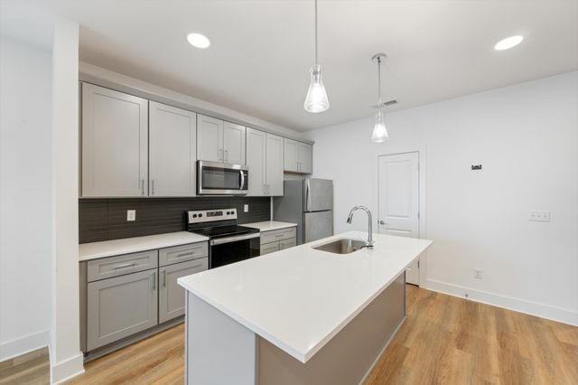 700 N DuPont Ave Apt 504, Madison, TN 37115