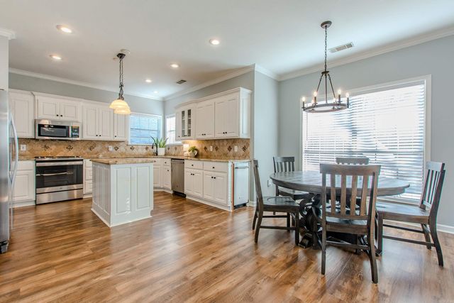 2015 Sawgrass Dr, Little Rock, AR 72212