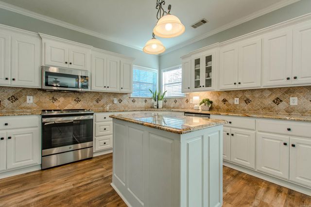 2015 Sawgrass Dr, Little Rock, AR 72212