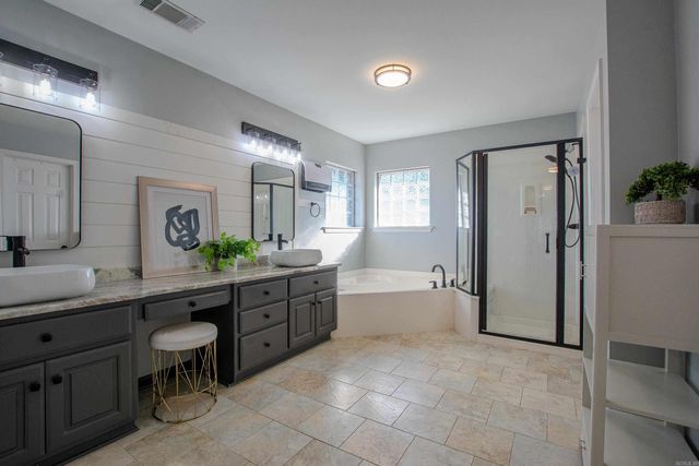 2015 Sawgrass Dr, Little Rock, AR 72212