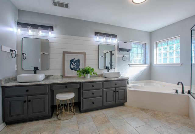 2015 Sawgrass Dr, Little Rock, AR 72212