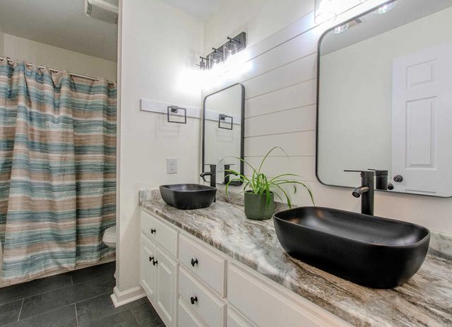 2015 Sawgrass Dr, Little Rock, AR 72212