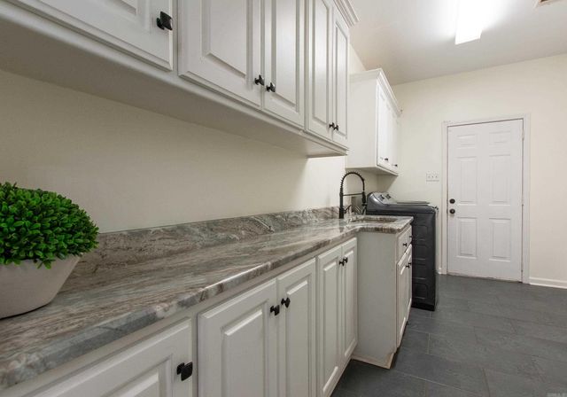 2015 Sawgrass Dr, Little Rock, AR 72212