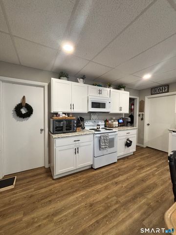 8 Thompson Court, Enfield, CT 06082