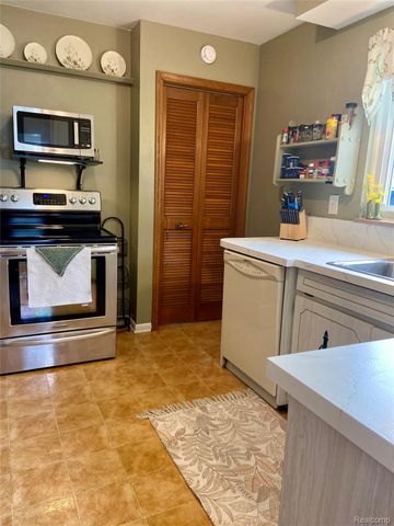 17812 Quarry Road, Riverview, MI 48193