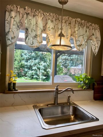 17812 Quarry Road, Riverview, MI 48193