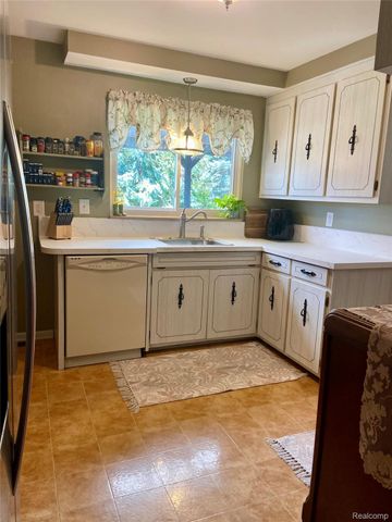 17812 Quarry Road, Riverview, MI 48193