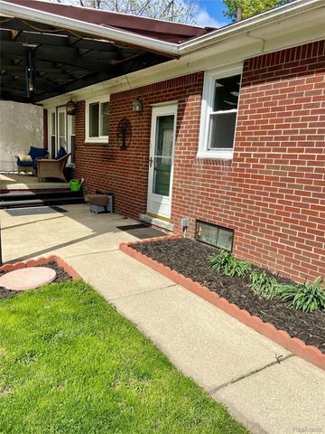 17812 Quarry Road, Riverview, MI 48193
