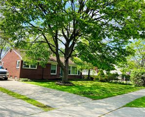 17812 Quarry Road, Riverview, MI 48193