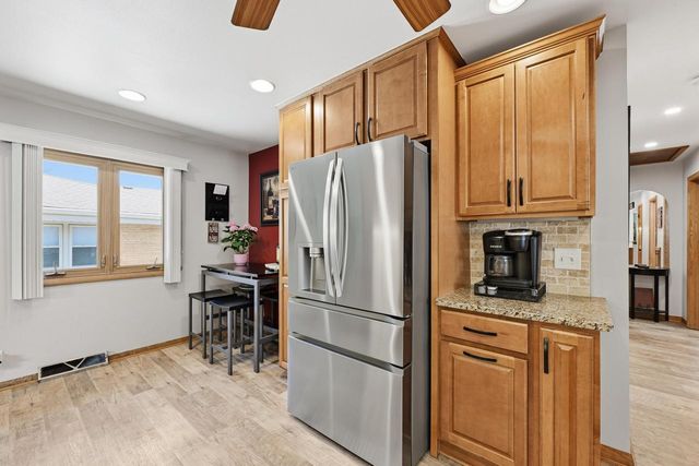924 S 124th STREET, West Allis, WI 53214