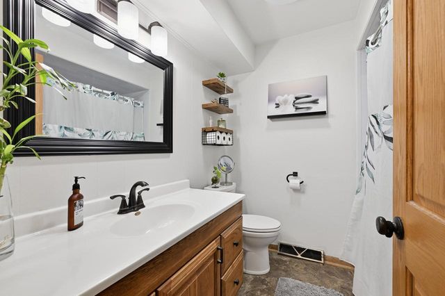 924 S 124th STREET, West Allis, WI 53214