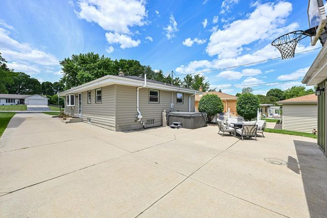 924 S 124th STREET, West Allis, WI 53214