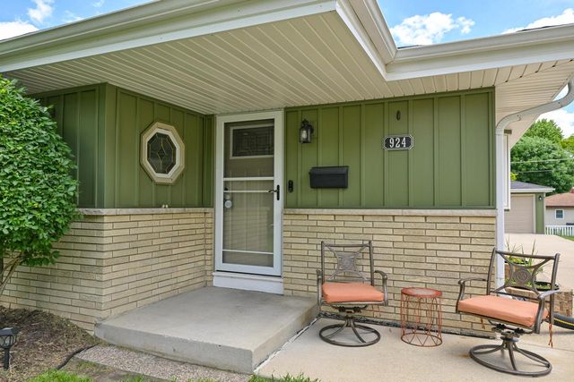 924 S 124th STREET, West Allis, WI 53214