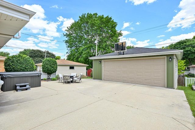 924 S 124th STREET, West Allis, WI 53214