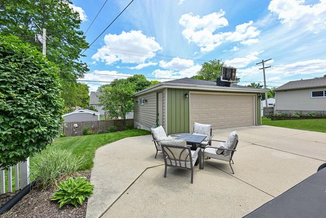 924 S 124th STREET, West Allis, WI 53214