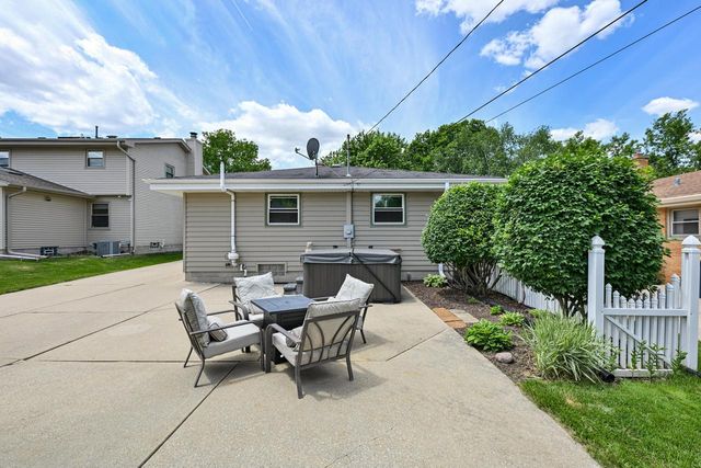 924 S 124th STREET, West Allis, WI 53214
