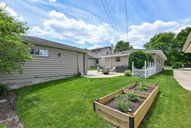 924 S 124th STREET, West Allis, WI 53214