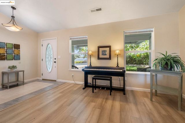 10677 Oak Leaf Ct, Jamestown, CA 95327