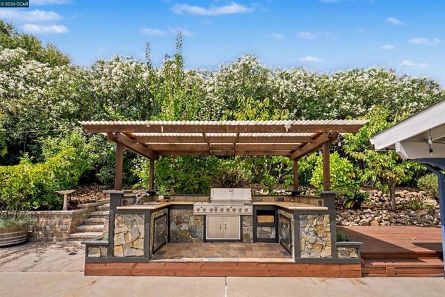 38 Wildwood Ct, Pleasant Hill, CA 94523