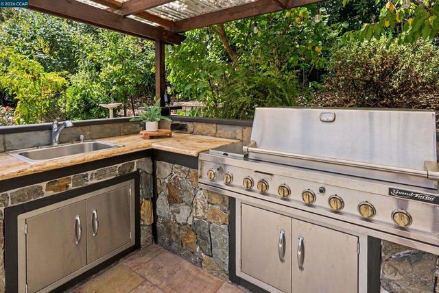 38 Wildwood Ct, Pleasant Hill, CA 94523